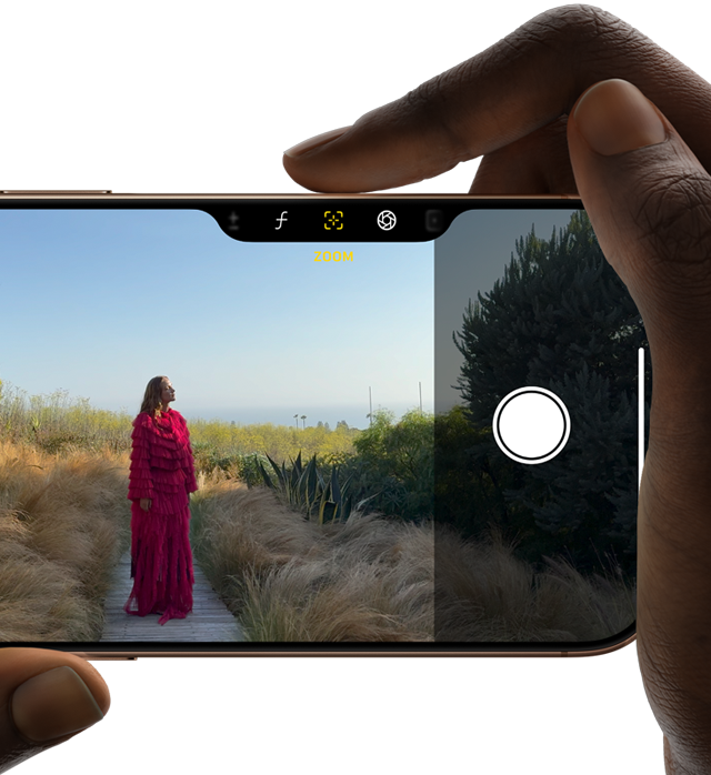 Un iPhone 16 Pro con il Controllo fotocamera; il dito destro dell’utente scorre lungo il bordo del telefono per regolare la profondità di campo