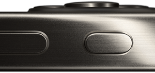 Vista laterale di un iPhone 15 Pro con guscio in titanio; sono visibili il tasto del volume e il tasto Azione
