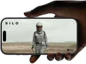 Una mano che tiene un iPhone 17 Pro, in orizzontale, con riproduzione video a schermo intero per mostrare l’autonomia della batteria