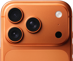 iPhone 17 Pro arancione cosmico mostrato parzialmente da dietro, con sistema di fotocamere Pro nell’angolo in alto a sinistra, 3 obiettivi, microfono e flash