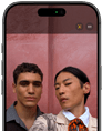 iPhone 17 Pro di fronte con una schermata che mostra la funzione Inquadratura automatica per le foto e come scattare un selfie di un gruppo di persone con i volti evidenziati