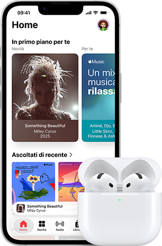 iPhone 17e mostrato di fronte, schermata Home con app Apple Music, affiancato a un paio di AirPods Pro 3 nella custodia di ricarica MagSafe aperta