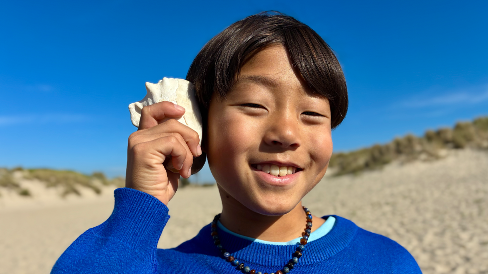 Una foto scattata con la fotocamera Fusion da 48MP, funzione ritratti di nuova generazione in uso, con il volto di una persona messo a fuoco