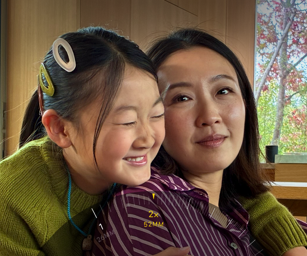 Teleobiettivo 2x in uso, con zoom su una montagna coperta di alberi e vegetazione