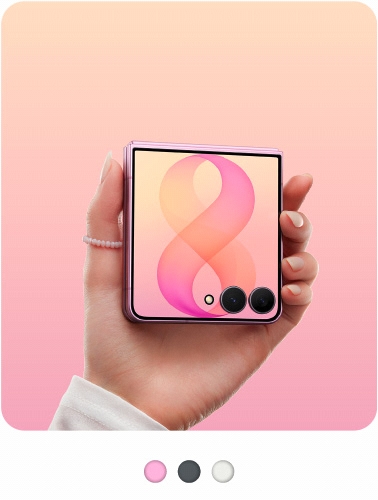 Persona tiene in mano il nuovo Galaxy Z Flip8 nella colorazione Pink.